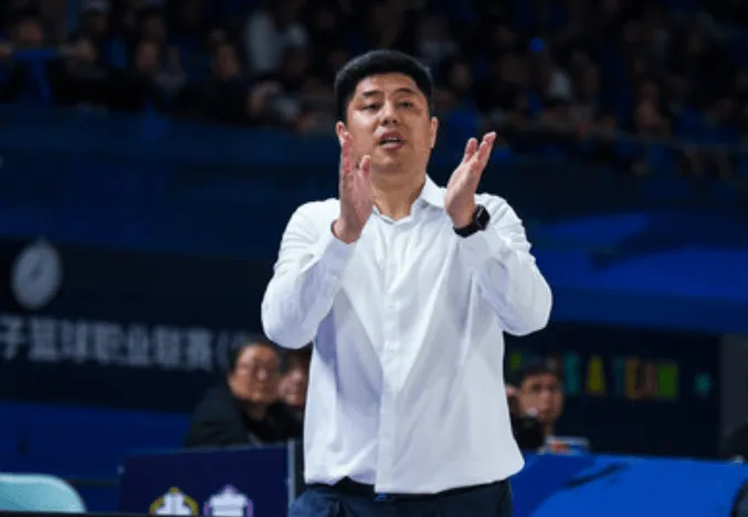 解说员：西蒙虽已来山西试训，但他守强攻弱&amp;amp;并不适合CBA