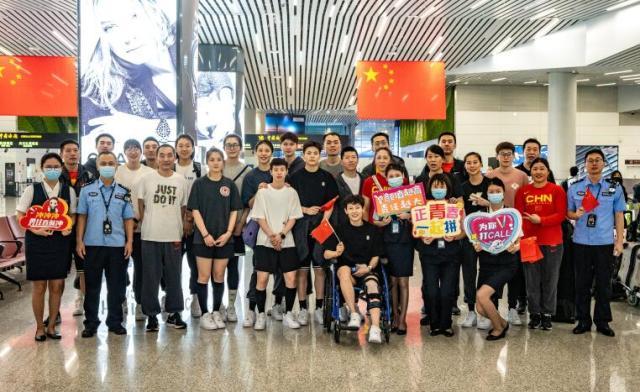 bob半岛体育平台-女篮凯旋回国 杨力维坐轮椅！韩旭将战大运会